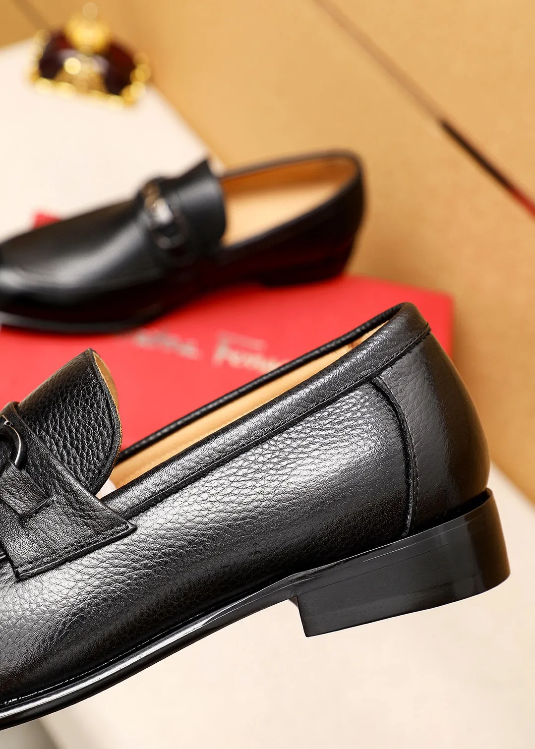 Men's shoes 💰462 💐 Product trademark: Ferragamo "Ferragamo" casual leather shoes Regular size: 38-44 (45.46.47🉑️Customized) Product materials: Selected imported pebbled cowhide upper + classic hardware buckle, imported water-dyed cow leather lining. Strong three-dimensional visual effect, original outsole color: 2 colors available
